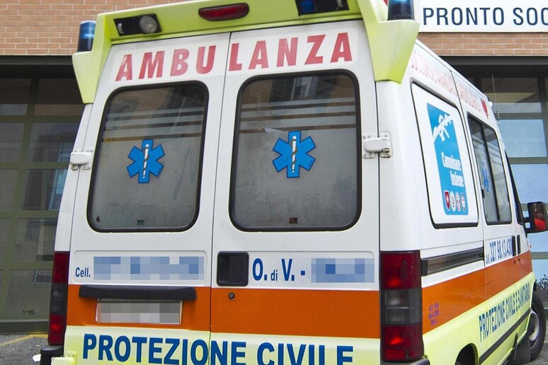 UN 'ambulanza a un Pronto soccorso - RIPRODUZIONE RISERVATA