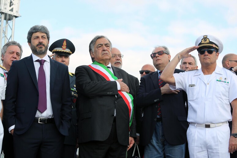 Il presidente della Camera Roberto Fico con le mani in tasca durante l 'esecuzione dell 'inno nazionale al porto di Palermo - RIPRODUZIONE RISERVATA