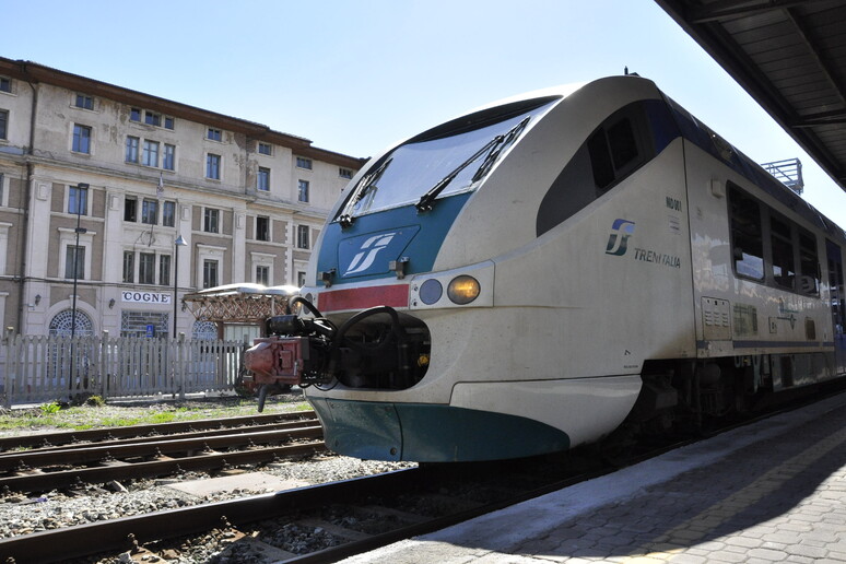 Treno, stazione ferroviaria di Aosta - RIPRODUZIONE RISERVATA