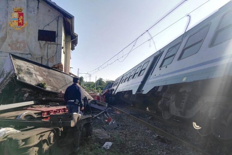 Treno contro tir, 2 morti 23 feriti. Un indagato - RIPRODUZIONE RISERVATA
