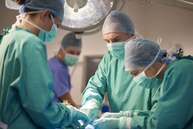 Medici in sala operatoria - RIPRODUZIONE RISERVATA
