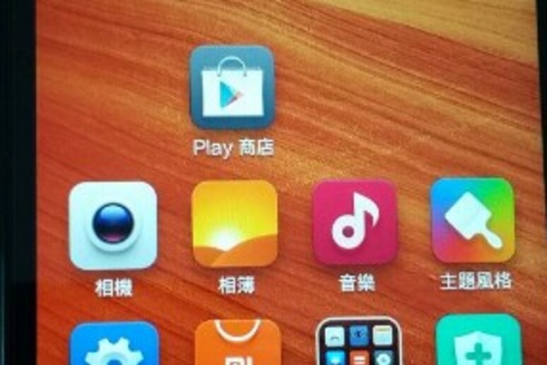 Uno smartphone Xiaomi - RIPRODUZIONE RISERVATA