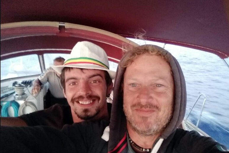 Una foto profilo tratta dal profilo Facebook della  'Compagnia del Bright ' mostra Aldo Revello (D), lo skipper spezzino disperso tra le Azzorre e Gibilterra, insieme all 'amico marinaio, Antonio Voinea, con lui nella foto - RIPRODUZIONE RISERVATA