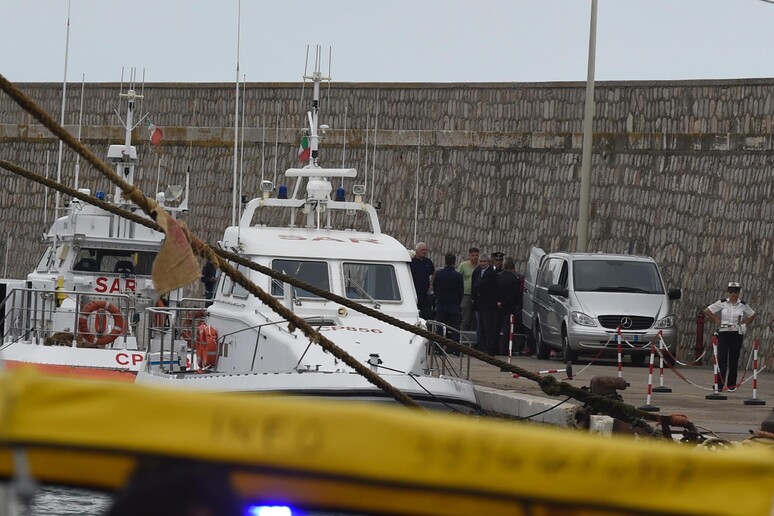 L 'arrivo nel porto di Terracina dei due corpi ritrovati in mare - RIPRODUZIONE RISERVATA