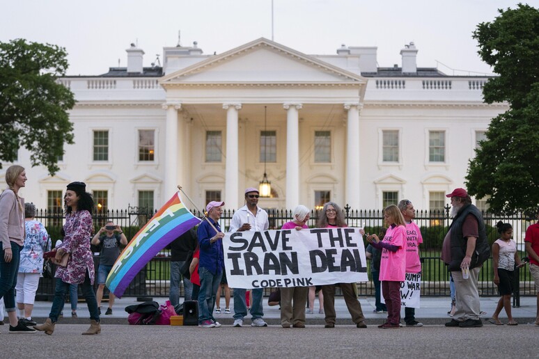Proteste a Washington contro la possibile uscita degli Usa dall 'accordo sul nucleare con l 'Iran © ANSA/AP