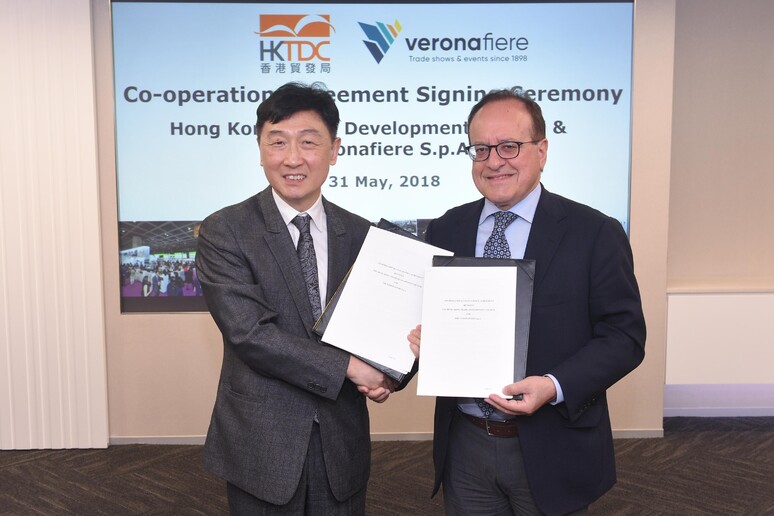 Da sinistra Benjamin Chau, direttore generale dell’Hong Kong Trade Development Council (HKTDC), e Giovanni Mantovani, direttore generale di Veronafiere S.p.A. - RIPRODUZIONE RISERVATA