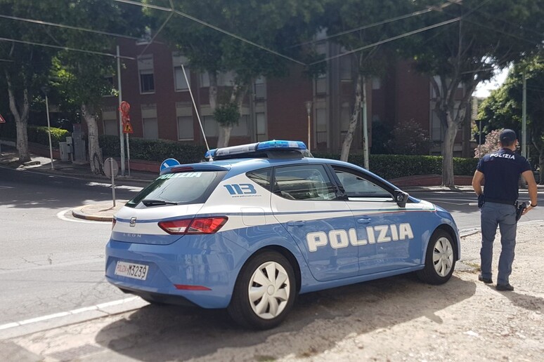 Pattuglia della Polizia in viale Merello a Cagliari - RIPRODUZIONE RISERVATA