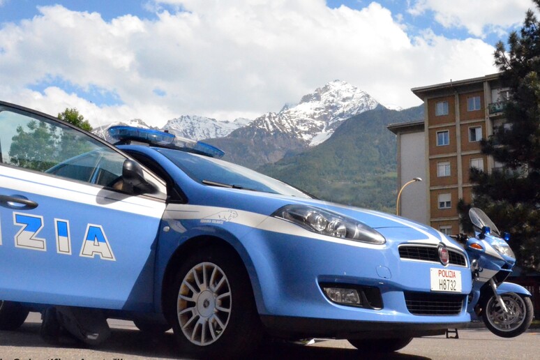 Polizia: l 'auto della scientifica della questura di Aosta - RIPRODUZIONE RISERVATA
