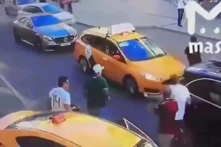 ++ Russia: video, taxi ha accelerato travolgendo pedoni ++ - RIPRODUZIONE RISERVATA