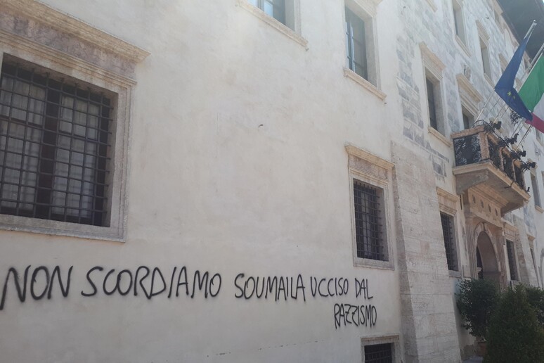 Scritte a Trento in ricordo migrante Soumaila ucciso in Calabria - RIPRODUZIONE RISERVATA