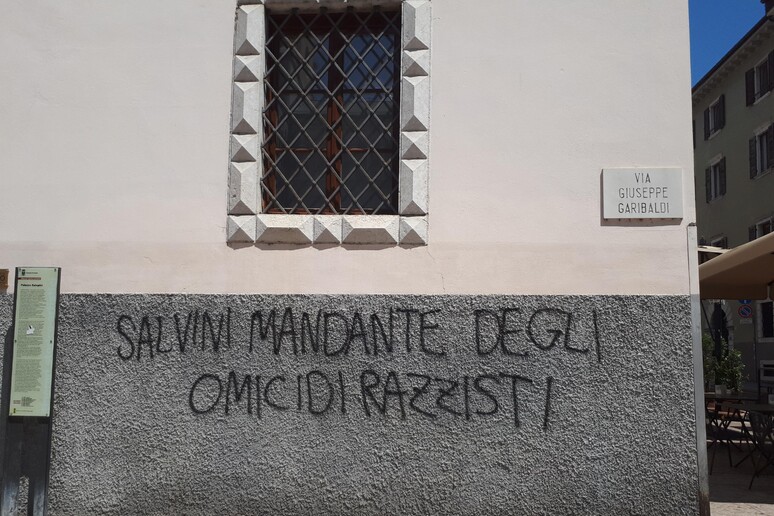 Scritte contro Salvini a Trento - RIPRODUZIONE RISERVATA