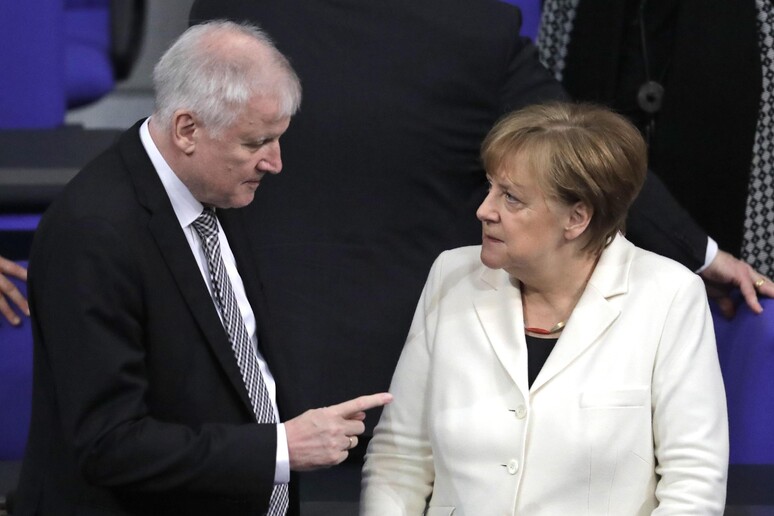 Horst Seehofer e Angela Merkel © ANSA/AP