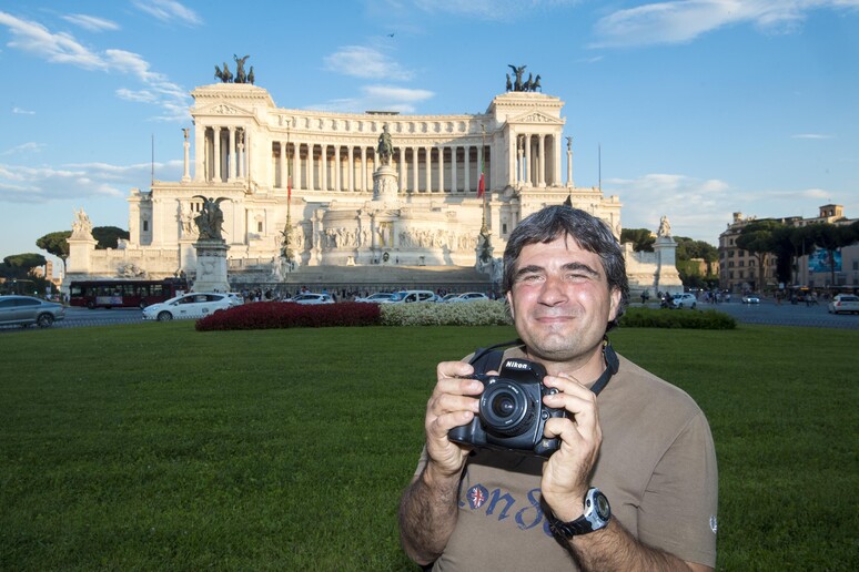 Vaticano dona a ex clochard Nikon che ha immortalato Pontefici - RIPRODUZIONE RISERVATA