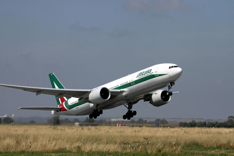 Un aereo di Alitalia in fase di decollo - RIPRODUZIONE RISERVATA