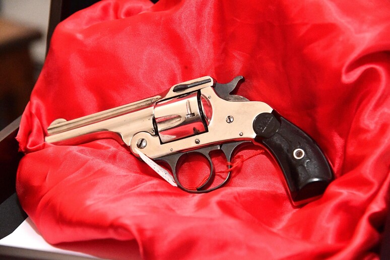 Una pistola in una foto di archivio - RIPRODUZIONE RISERVATA