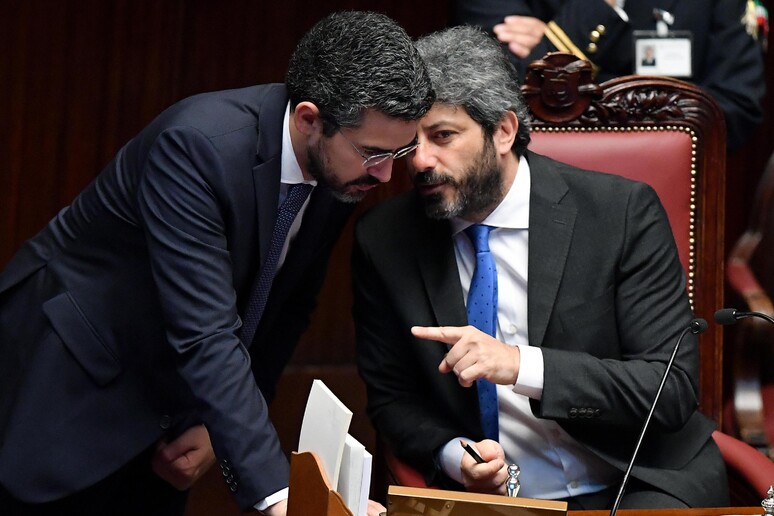 Il presidente della Camera, Roberto Fico e il ministro per i Rapporti con il Parlamento, Riccardo Fraccaro - RIPRODUZIONE RISERVATA