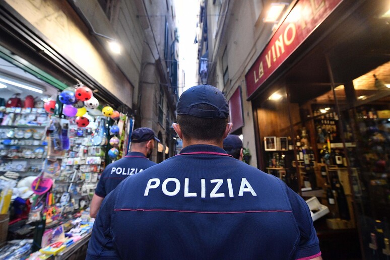 Controlli di sicurezza della Polizia nei vicoli di Genova - RIPRODUZIONE RISERVATA