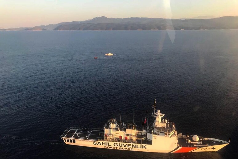 Guardia costiera turca cerca sopravvissuti a naufragio, 3 giugno 2018 © ANSA/EPA