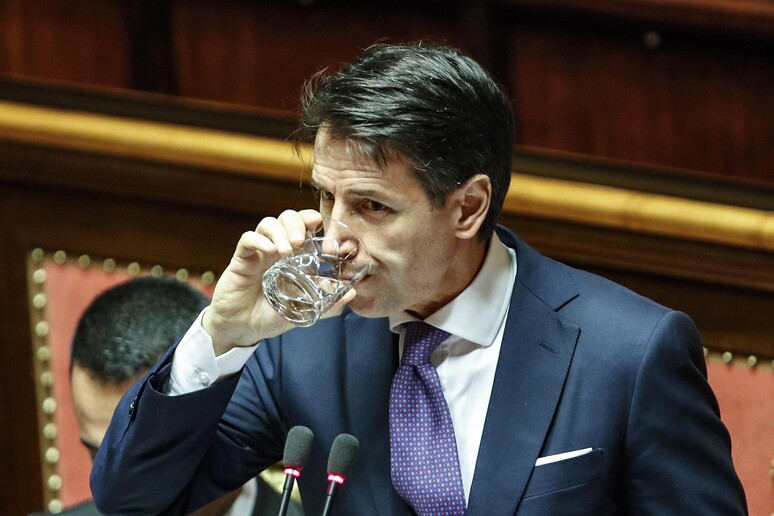 Il presidente del Consiglio Giuseppe Conte beve un bicchiere d 'acqua in Senato durante le  dichiarazioni programmatiche, Roma 5 giugno 2018 - RIPRODUZIONE RISERVATA