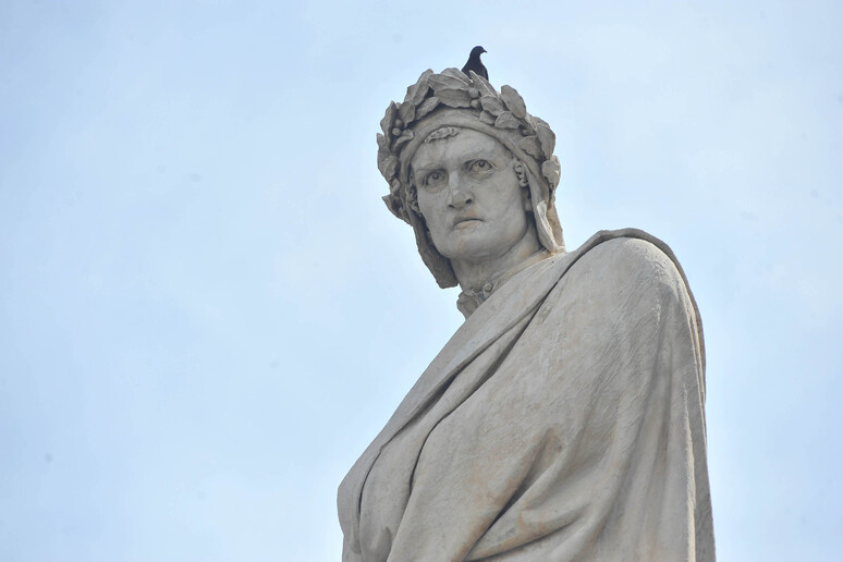 La statua di Dante a Firenze - RIPRODUZIONE RISERVATA