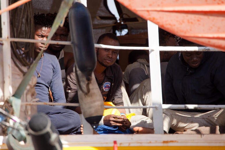 Sbarcati 232 migranti a Reggio Calabria dalla nave  Sea Watch - RIPRODUZIONE RISERVATA