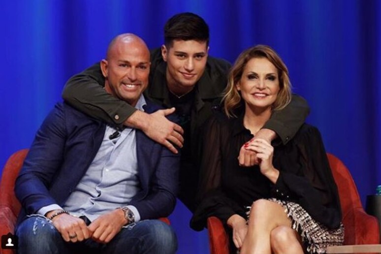 Niccolò Bettarini tra il padre, Stefano, e la madre, Simona Ventura (foto Instagram) © ANSA/Instagram