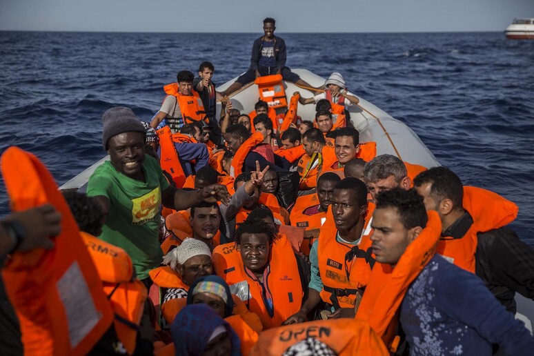 Migranti: Open Arms, 59 a bordo, ora verso porto sicuro © ANSA/AP