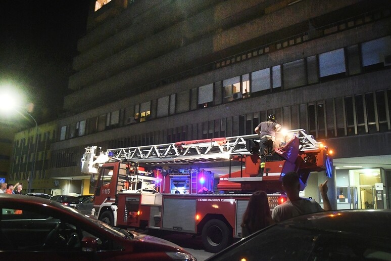Incendio in palazzo a Oristano, VIGILI DEL FUOCO - RIPRODUZIONE RISERVATA