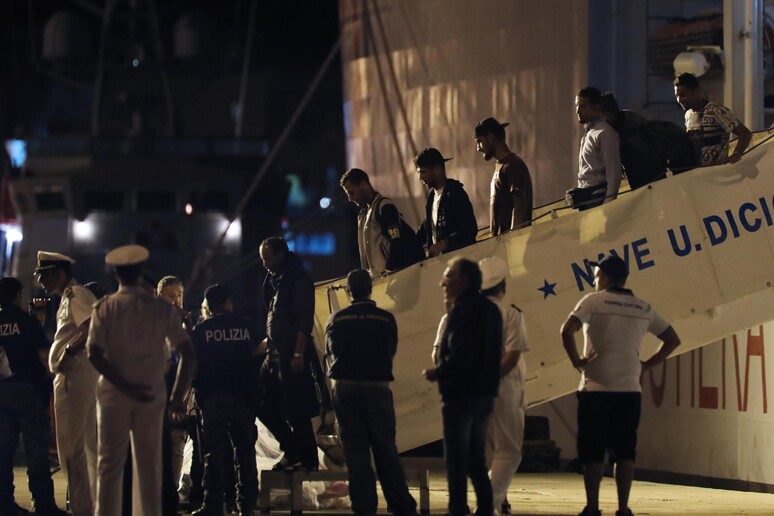 Migranti: nave Diciotti, finita attesa, sbarcati - RIPRODUZIONE RISERVATA