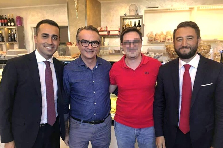 Una foto tratta dal profilo Facebook di Caffetteria Aurora mostra da sinistra, Luigi Di Maio, Fabio Bonaccorso e, a destra, Giancarlo Cancelleri, leader siciliano di M5S - RIPRODUZIONE RISERVATA