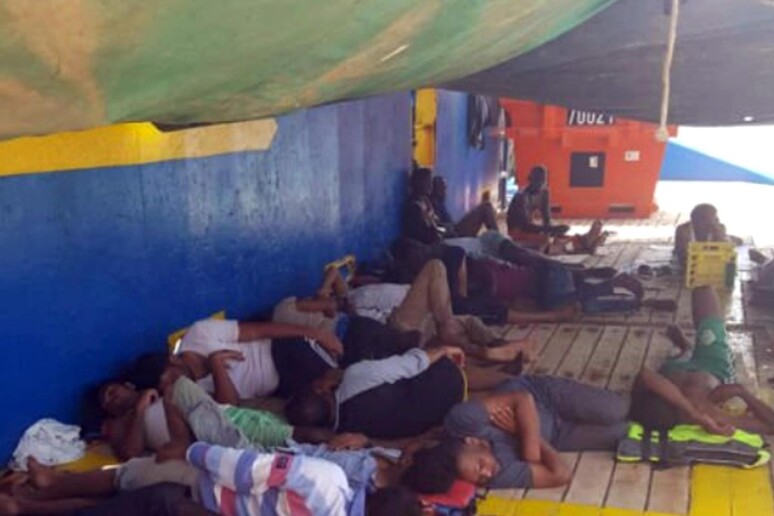 Un gruppo di migranti a bordo della nave tunisina Sarost 5 in un 'immagine postata da InfoMigrants  Francais su Twitter - RIPRODUZIONE RISERVATA