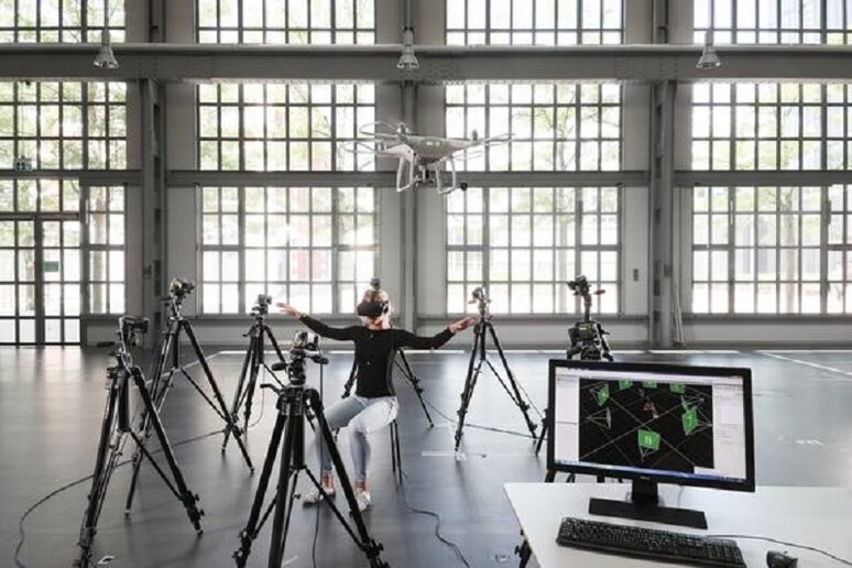 Uno dei volontari coinvolti nell 'esperimento che ha individuato i più semplici movimenti del bisto in grado di controllare il volo di un drone (fonte: EPFL) - RIPRODUZIONE RISERVATA