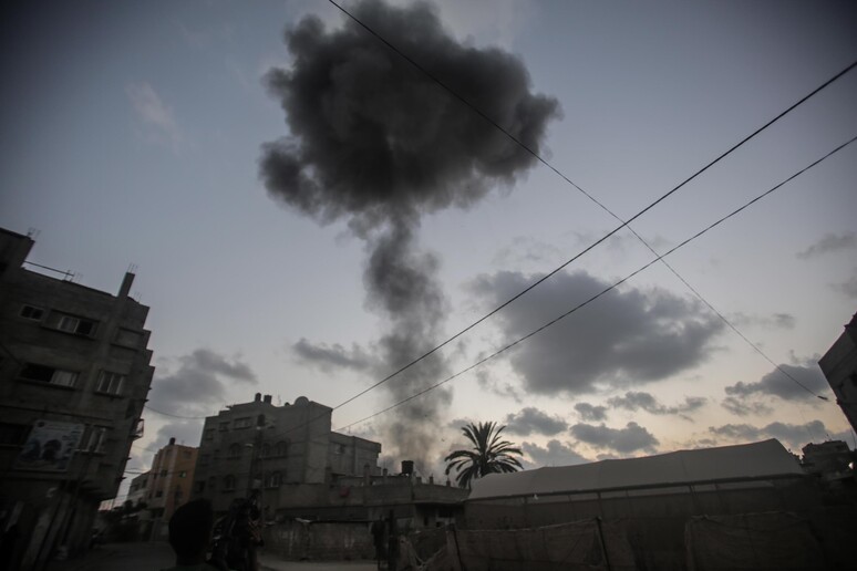 Smoke rises after Israeli air strike in the east of Gaza City © ANSA/EPA