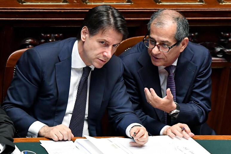 Giuseppe Conte con il ministro dell 'Economia, Giovanni Tria - RIPRODUZIONE RISERVATA