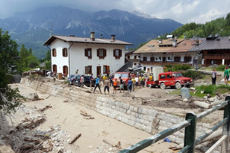 Immagine d 'archivio di un altro grave episodio di maltempo in Cadore, l 'esondazione del Bigontina, a Cortina, nell 'agosto 2017. - RIPRODUZIONE RISERVATA