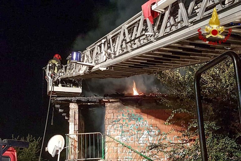 Incendio in casolare a Bologna - RIPRODUZIONE RISERVATA