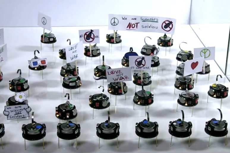 I robot dicono di nop alla guerra, con tanto di cartelli (fonte: The University of Sheffield, Sheffield Robotics) - RIPRODUZIONE RISERVATA