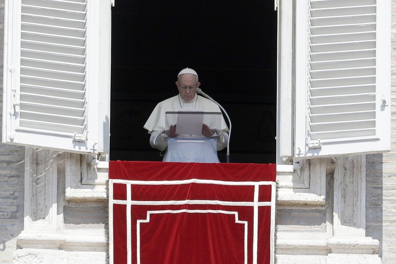 Papa Francesco durante l 'Angelus in una foto di archivio © ANSA/AP