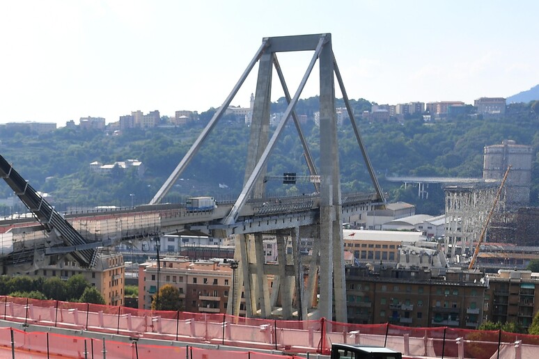 Una veduta di ponte Morandi dall 'autostrada A7 prima del casello di Genova Ovest, 20 agosto 2018. ANSA/LUCA ZENNARO - RIPRODUZIONE RISERVATA