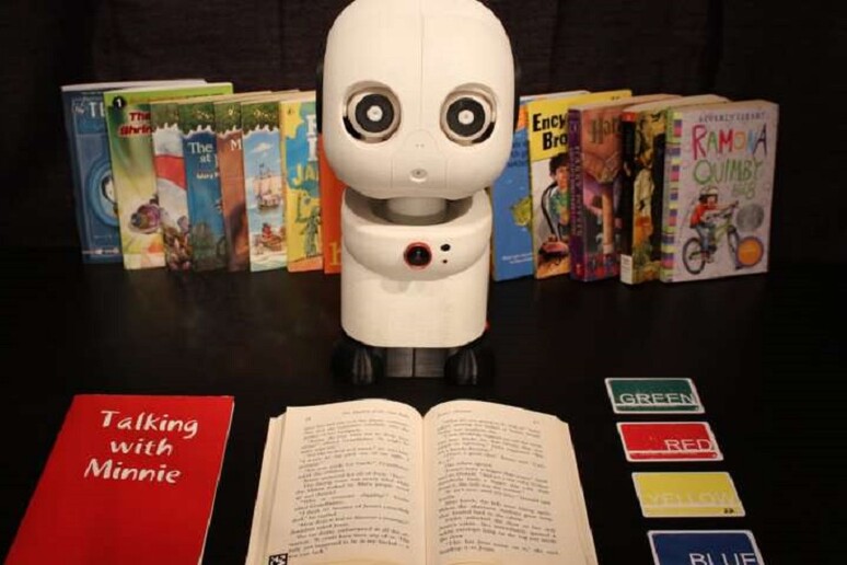 Il robot Minnie, utilizzato nell 'esperimento sulla lettura (fonte: Michaelis and Mutlu, Sci. Robot. 3, eaat5999, 2018) - RIPRODUZIONE RISERVATA