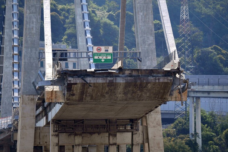 Una parte di ponte Morandi a Genova - RIPRODUZIONE RISERVATA
