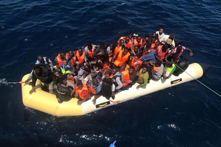 Migranti sub-sahariani intercettati su un gommone al largo delle coste spagnole -     RIPRODUZIONE RISERVATA