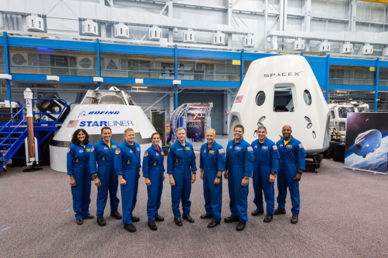 Foto di gruppo dei  'magnifici 9 ', i primi astronauti selezionati dalla Nasa per volare sulle navette Starliner della Boeing e Crew Dragon della SpaceX (fonte: NASA) - RIPRODUZIONE RISERVATA