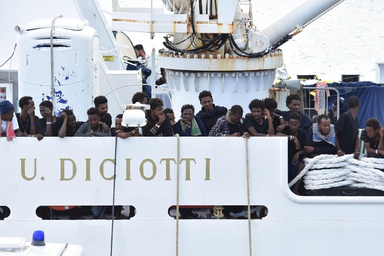 Alcuni migranti sulla nave Diciotti (archivio) - RIPRODUZIONE RISERVATA