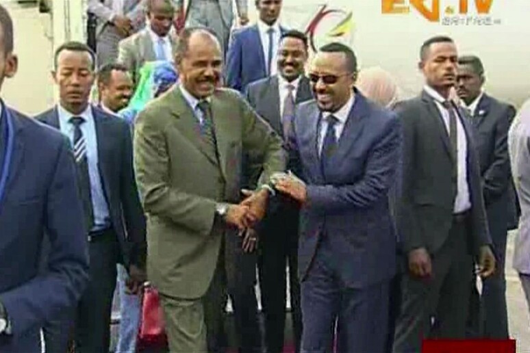 Il presidente eritreo (sinistra) e il premier etiopico Abiy Ahmed (destra) si danno la mano a Gedda © ANSA/AP