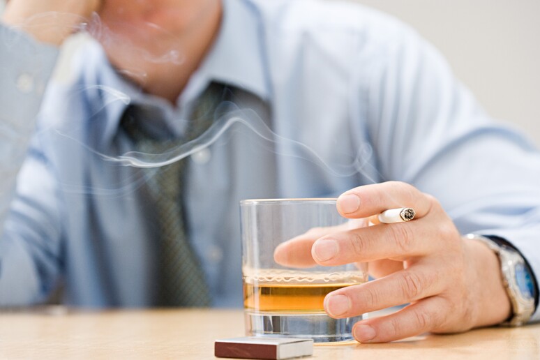 Fumo e alcol, il mix di due fattori di rischio per la salute - RIPRODUZIONE RISERVATA