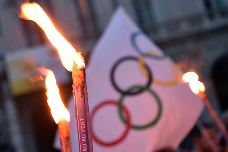 Foto d 'archivio di una fiaccolata a favore delle Olimpiadi a Torino - RIPRODUZIONE RISERVATA