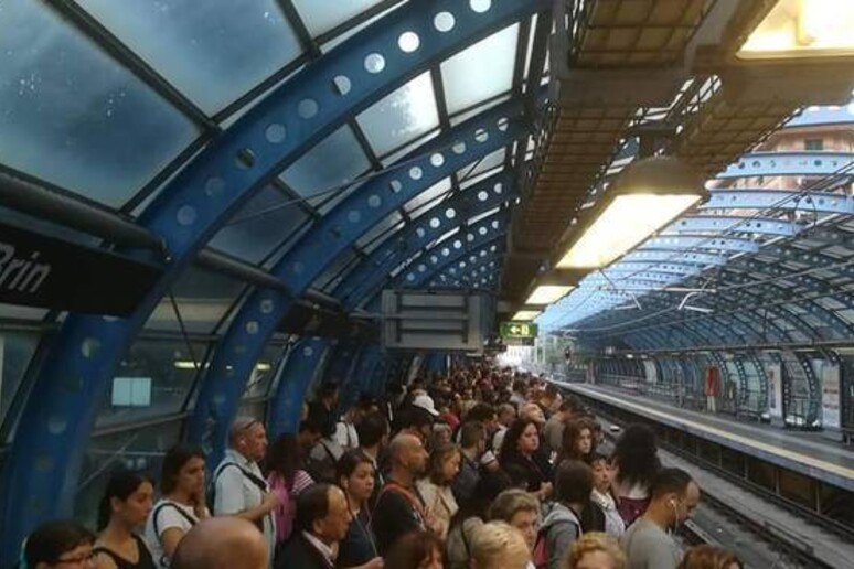 Crollo ponte: folla in stazione metro, interviene polizia - RIPRODUZIONE RISERVATA