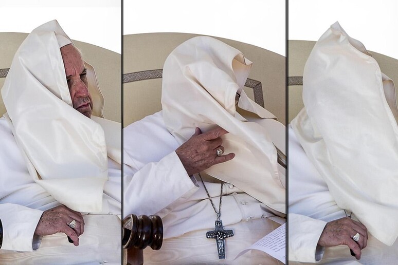 Papa Francesco alle prese con il vento durante ll 'udienza generale - RIPRODUZIONE RISERVATA