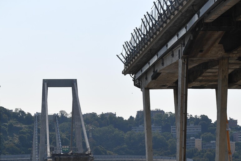 Lo stato della parte ovest di ponte Morandi a Genova - RIPRODUZIONE RISERVATA